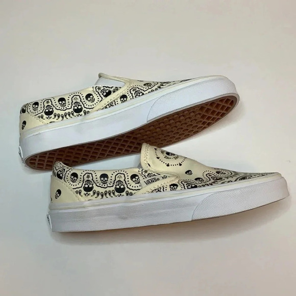 VANS Skull Print Shoes Classic Slip On Youth 4 New - Picture 7 of 9